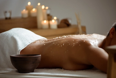 Massage relaxant aux huiles chaudes